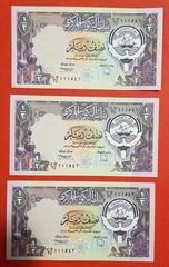 1980-1990KUWAIT 3 Consecutive Notes 1/2,DINAR 3th ISSUE S/N JB/34 111541-542-543