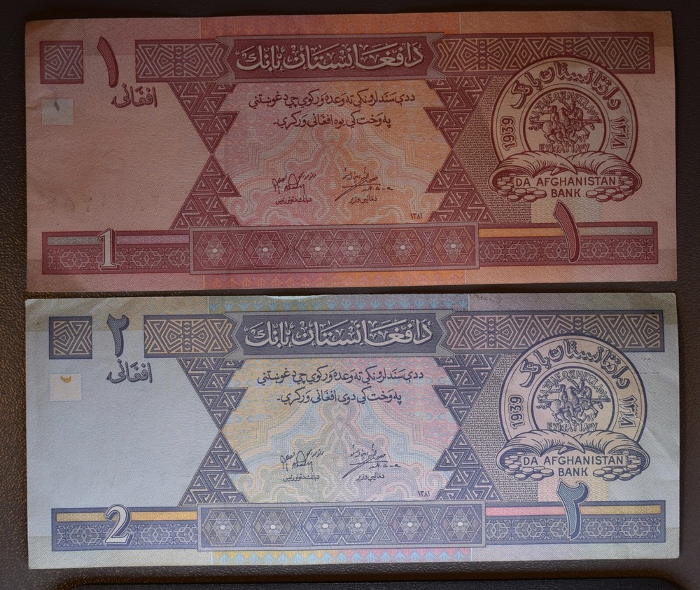 Lot 2 Afghanistan Foreign Banknotes World Paper Money Currency