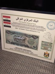 WORLD BANKNOTE HISTORY CARD – IRAQ / LAMINATED SOUVENIR – 1982 25 DINAR P-72