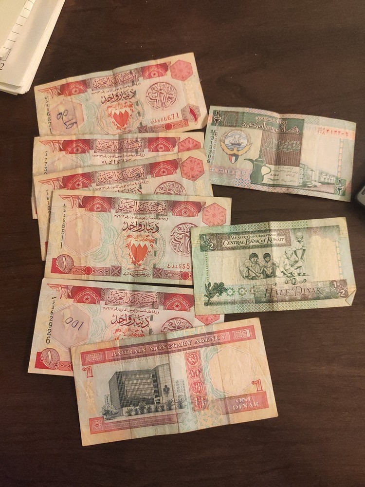 6 Bahrain One Dinar Notes & 2 Half Dinar Banknotes – 1990’s Circulated Condition