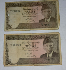 VINTAGE, PAIR PAKISTAN (5) Rupee Banknote Bills, Circulated, circa 1980’s