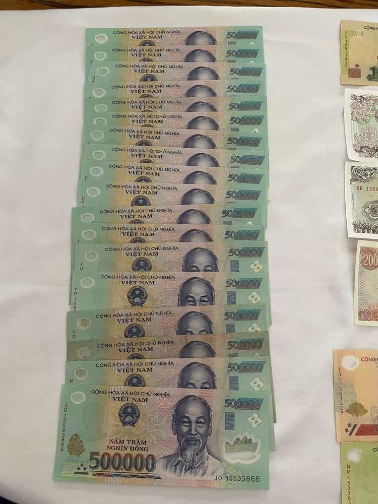 1x 200,000 + 2x 100,000 + 18x 500,000=9,400,000 Vietnamese Dong Currency