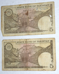 VINTAGE, PAIR PAKISTAN (5) Rupee Banknote Bills, Circulated, circa 1980’s