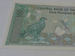 1995 AH-1416 OMAN 100 BAISA NOTE P-31 CRISP UNCIRCULATED, TINY PRINTER’S SMUDGE