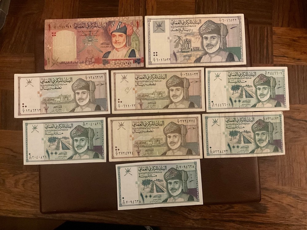 2 x 1 Rial, 3 x 1/2 Rial & 4 x 100 Baisa Oman banknotes