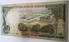 1985 Jordan 20 Dinars Olive color King Hussein P# 21b Signature 17 (S/N: 667698)